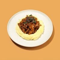 Поджарка из свинины с картофельным пюре в Kiss