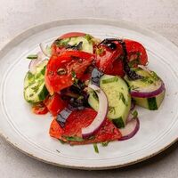 Грузинский салат в Amalys Cuisine Грузинская Кухня