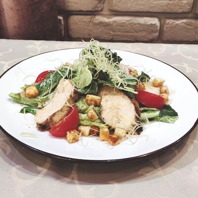 Салат Цезарь с курицей в Кампа cafe по цене 510 ₽