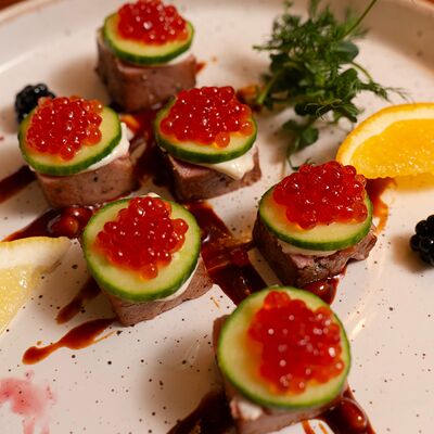 Закуска из тунца с красной икрой в Ярды Superbar по цене 890 ₽