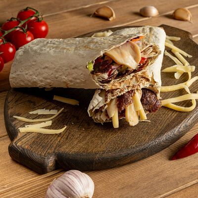 Донер с говядиной, грибами и сыром в НАШ Шеф Донер по цене 689 ₽