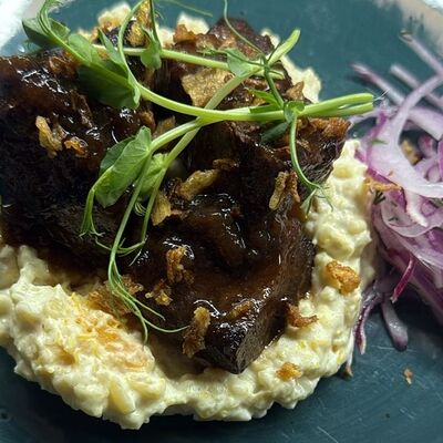 Щечки теленка на тыквенном орзо в Камин по цене 1340 ₽