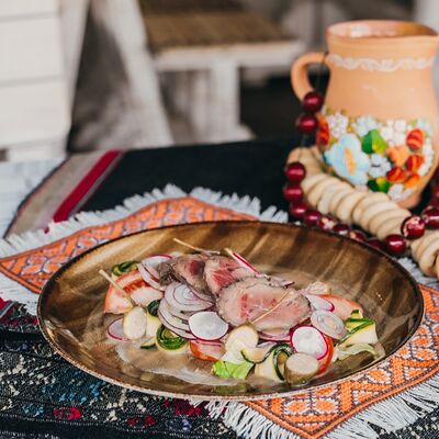 Салат с ростбифом, маринованным кабачком и свежими овощами в Чумацький шлях по цене 33 р.