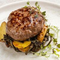 Бифштекс с папоротником, запеченным картофелем и грибами в Ресторан Европа
