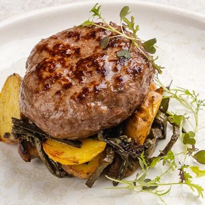 Бифштекс с папоротником, запеченным картофелем и грибами в Ресторан Европа по цене 790 ₽