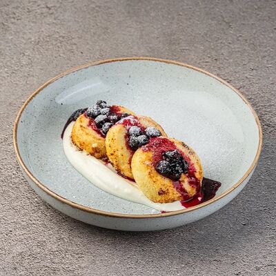 Ванильные сырники со сметаной в Бар с едой Пороселло по цене 610 ₽