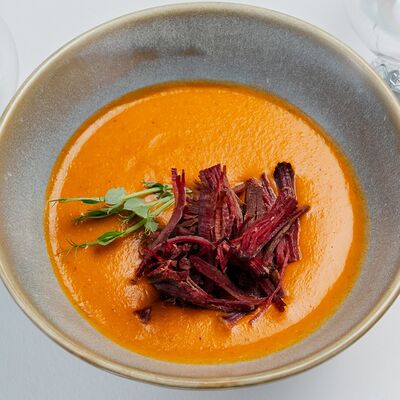 Суп-пюре из чечевицы с копченой говяжьей грудинкойв Лебовски Пицца и Боулинг по цене 470 ₽