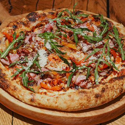 Пицца с ростбифом 22 см в Rekki Pizza & Cocktail Bar по цене 1490 ₽