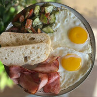 Глазунья с беконом в Coffee time