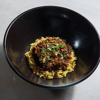 Томленые говяжьи щечки в Потроха по цене 918 ₽