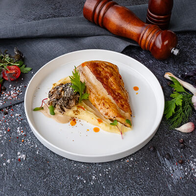 Филе домашней курочки со сливочно-грибным соусом в КРЫША по цене 1180 ₽