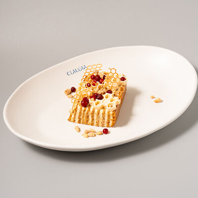 Медовик с брусникой в Claudia по цене 720 ₽