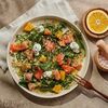 Яндекс Салат Healthy с лососем, грейпфрутом и цитрусовым соусом в Злаки Умная еда Halal по цене 1210
