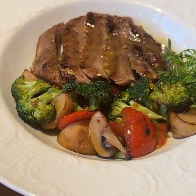 Стейк из индейки с брокколи в JOY FOOD & WINE по цене 850 ₽