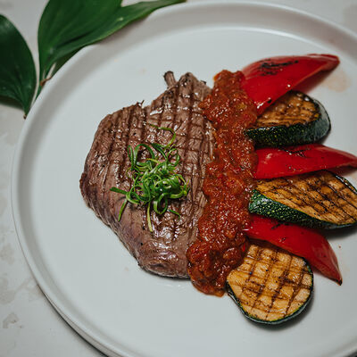 Стейк из говядины с овощами в Мой кофе по цене 2400 ₽