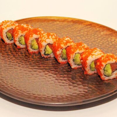 Ролл Калифорния с лососемв Sushimarket по цене 1050 ₽