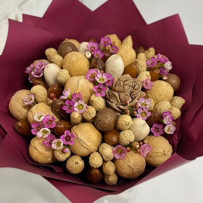 Ореховый букет с кедровой шишкой и финиками в Buketonline - Съедобные букеты и клубника в шоколаде по цене 3960 ₽