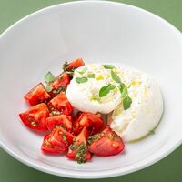 Капрезе с сыром Буррата в Osteria Mario