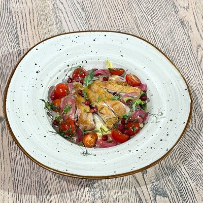 Салат теплый с курицей и соусом шитаке в Сквер по цене 550 ₽