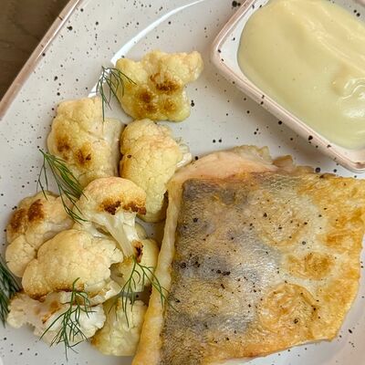 Стейк из Волжского судака с цветной капустой и сливочно-сырным соусом в Shelestoff по цене 890 ₽