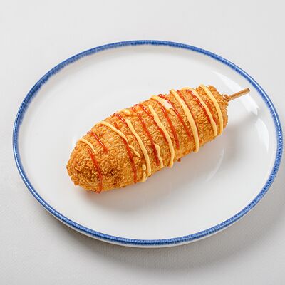 Корн-дог с сосиской и сыром в NYUSURI корейская кухня по цене 499 ₽