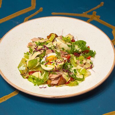 Салат с тунцом в Dolce Vita по цене 580 ₽