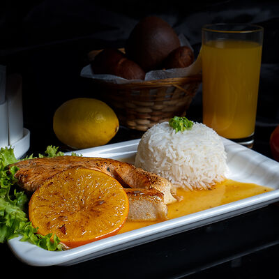 Стейк из сёмги под апельсином с гарниром рис в Тесоро по цене 1600 ₽