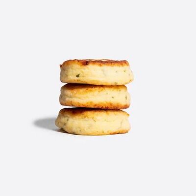 Сырники с адыгейским сыром и зеленью в Surf Coffee x Kuta по цене 280 ₽