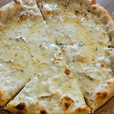 Пицца Четыре сыра в Опера траттория по цене 1325 ₽