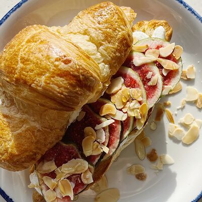 Круассан с инжиром и сырным муссом в Spletnicy cafe по цене 350