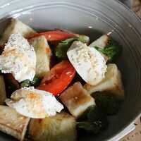 Теплые и хрустящие баклажаны и томаты в Bella Strada