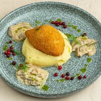 Котлета по-киевски с картофельным пюре и пьяной вишней в Brasserie Kriek