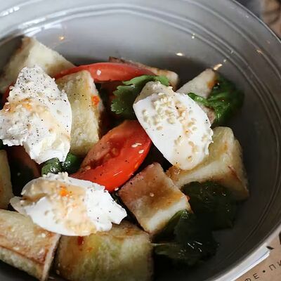 Теплые и хрустящие баклажаны и томаты в Bella Strada по цене 890 ₽