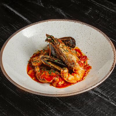 Морепродукты с овощами в томатном соусе в Я тебя люля по цене 1350 ₽