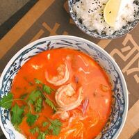 Том ям с креветками и курицейв Лапса раменбар