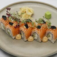 Ролл Филадельфия с фарерским лососем в Robata