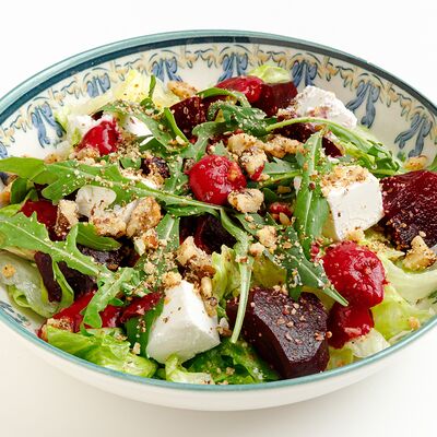 Салат с запечённой свеклой и сыром фета в Эй, Джованни! по цене 475 ₽