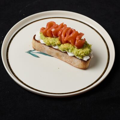 Брускетта со слабосоленой форелью и муссом из авокадо в Duran по цене 490 ₽