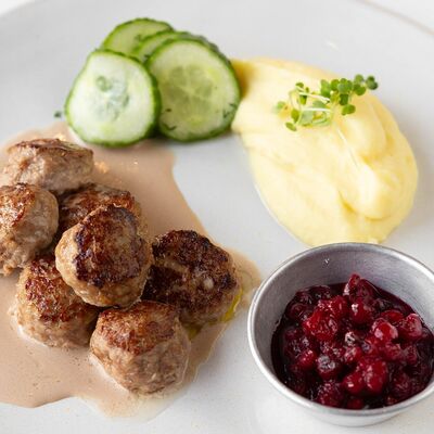 Шведские фрикадельки с пюре и брусникойв MR. CUP по цене 790 ₽