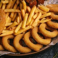 Луковые кольца с чесночным соусом в Мамонт