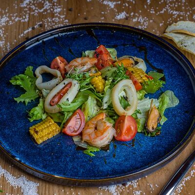 Салат с морепродуктами в Cuba по цене 460 ₽