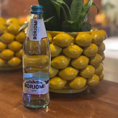 Вода Боржоми газированнаяв Нино по цене 390 ₽