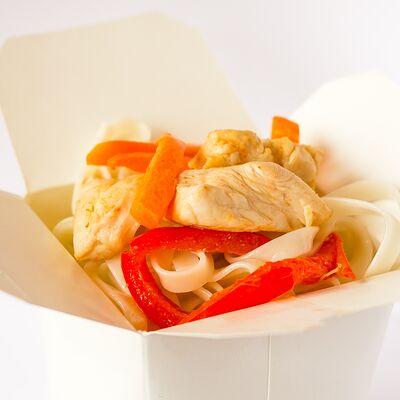 Удон с курочкой, обжаренный с овощами в Империя по цене 490 ₽