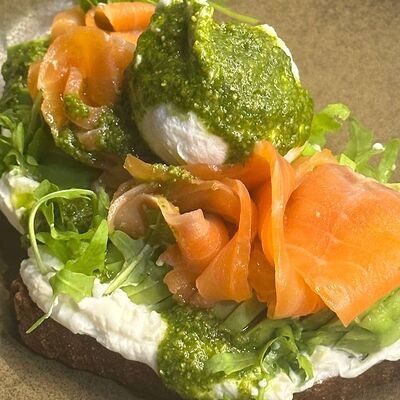 Авокадо-тост с Лососем и пашотв Moonlight Cafe по цене 890 ₽