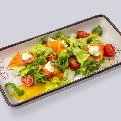 Салат с форелью и соусом манго-чили в Vaffel по цене 769 ₽