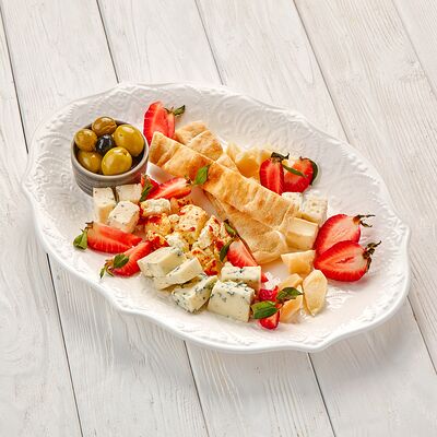 Итальянские сыры и оливки в Пармезан по цене 1595 ₽