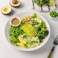 Большой зеленый салат с авокадо, киноа, брокколи, свежими огурцами, молодым горошком и шпинатом в АндерСон