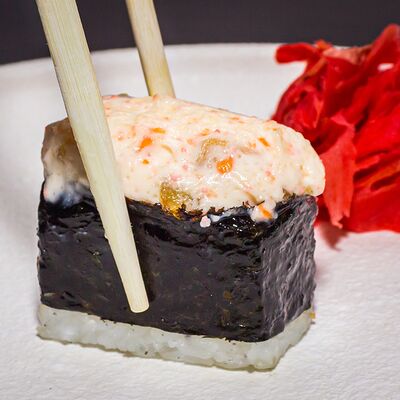 Суши Запеченный лосось в Суши Море Мото по цене 129 ₽