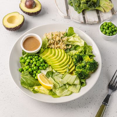 Большой зеленый салат с авокадо, киноа, брокколи, свежими огурцами, молодым горошком и шпинатом в АндерСон по цене 820 ₽