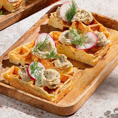 Вафли с муссом шпрот в Колбасофф по цене 330